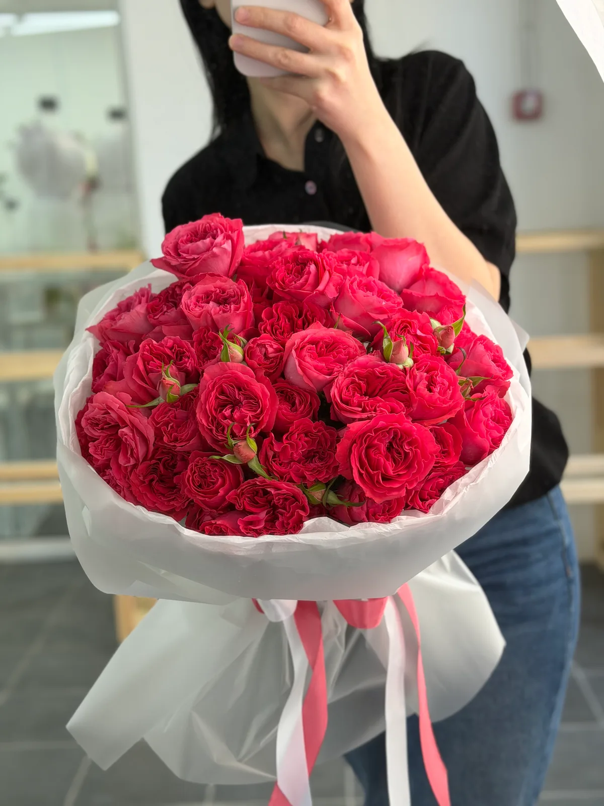 Букет из 13 кустовых роз ruby elegance