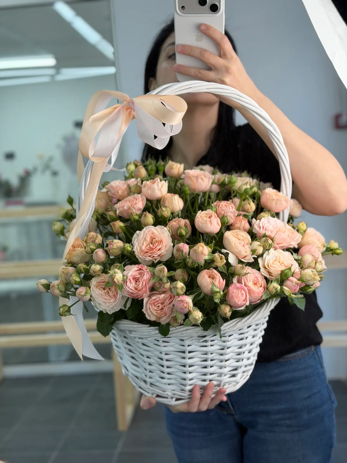 Корзина из кустовых роз